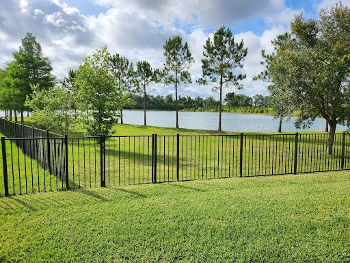 Как выбрать ограждение для водоема: нормы, безопасность и материалы